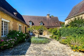 La cour fleurie entre le Manoir et la Maison d'Amis