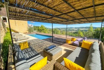 La terrasse, aux abords de la piscine 