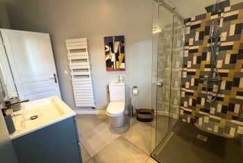 et une salle d'eau en suite 