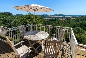 Le balcon dans le prolongement du salon 