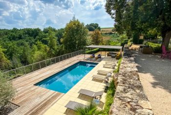 La vaste piscine (chauffée et couverte)