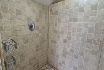 et grande douche à l'italienne