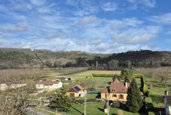 vue de la maison principale sur la vallée