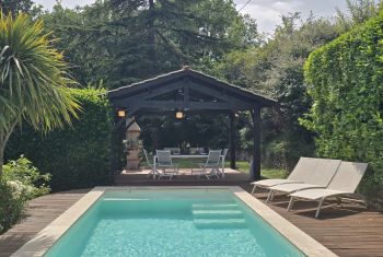 Le premier espace terrasse sous le auvent 