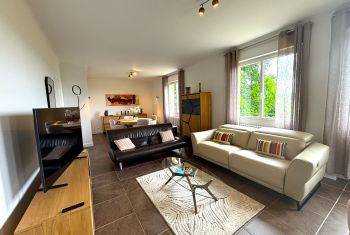 Le vaste et lumineux salon 