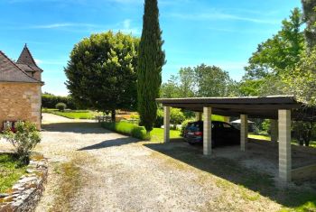 Le carport et l'espace parking 