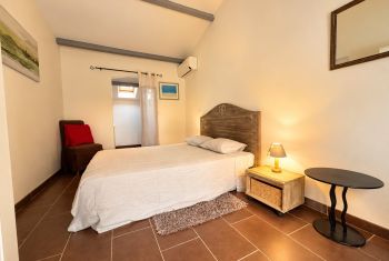 La cinquième chambre d'amis avec un couchage double