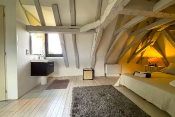 Elle bénéficie d'un lavabo et de toilettes 