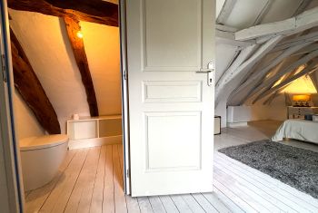 Elle bénéficie d'un lavabo et de toilettes 