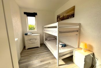La quatrième chambre avec lit superposé à l'étage 