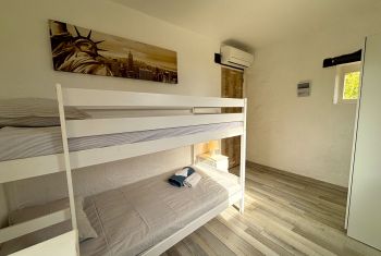 La quatrième chambre avec lit superposé à l'étage