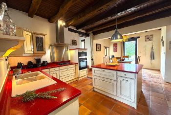 La cuisine ouverte parfaitement équipée 