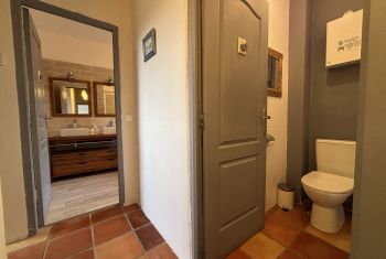 Les toilettes séparées en RDC