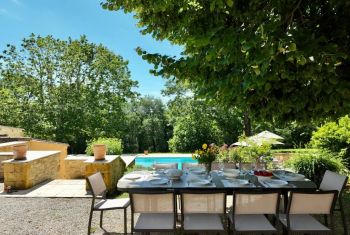 La terrasse repas aux abords de la maison 