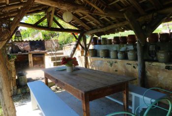 La terrasse couverte avec le barbecue