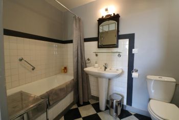 la salle de bain  en rez de chaussée 