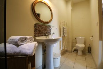elle bénéficie d'une salle d'eau ensuite 