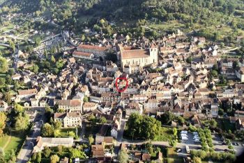 La maison est située au coeur du village médiévale de St Cyprien 